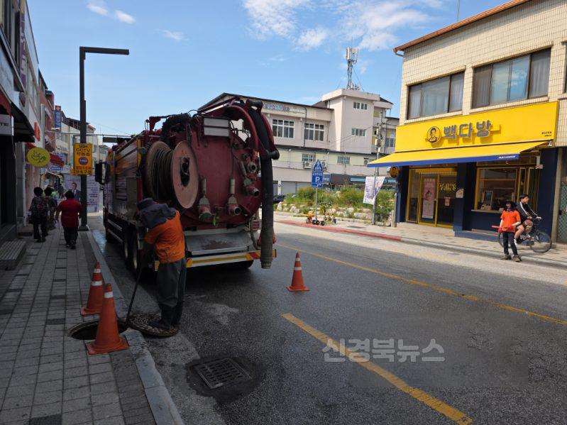 우기대비 도심 침수 예방을 위해 빗물받이 청소를 하고 있다3.jpg