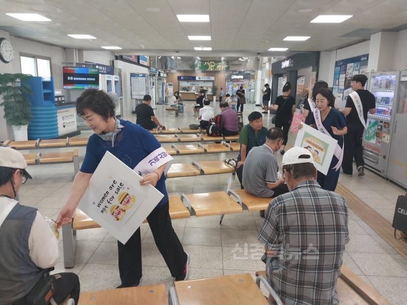 김천시  성평등 문화 확산 위한 성매매방지 거리 캠페인 전개-가족행복과(사진) (5).jpg