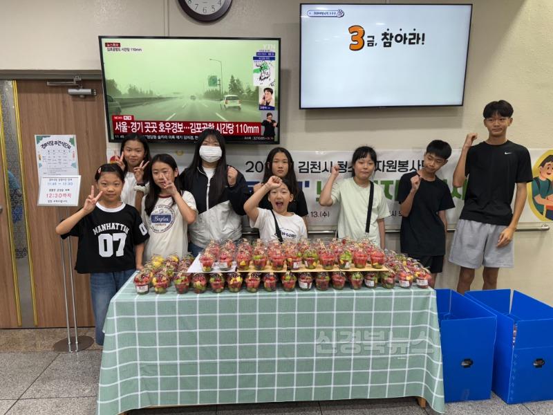 김천시 청소년 자원봉사단 ‘공감 네트워크’ 노인복지회관 봉사활동-가족행복과(사진2).jpg