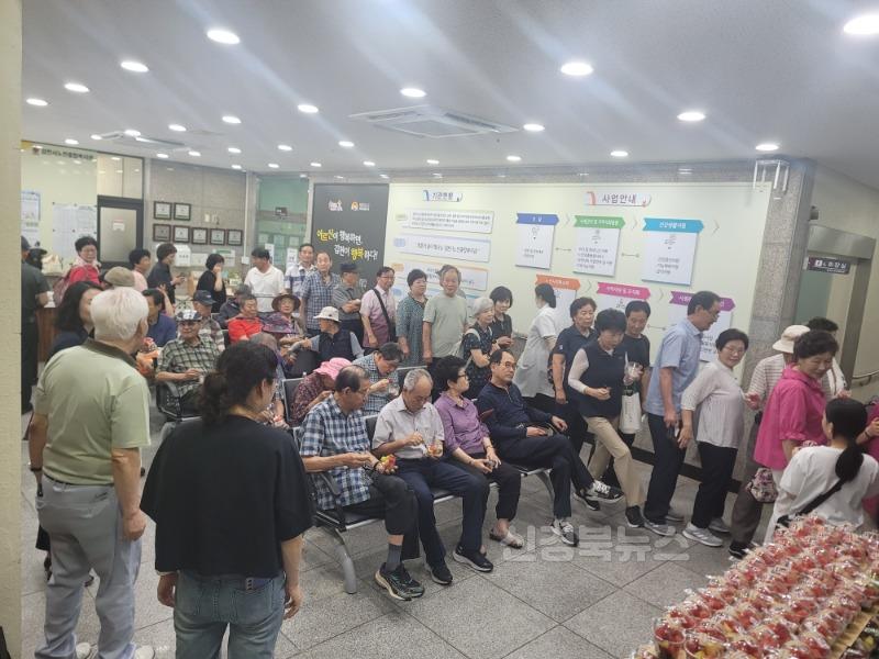 김천시 청소년 자원봉사단 ‘공감 네트워크’ 노인복지회관 봉사활동-가족행복과(사진6).jpg