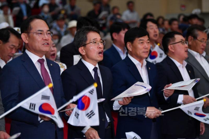 영주-1-2 임종득 국회의원, 유정근 영주시장 권한대행, 김병기 시의장이 광복절 노래를 제창하고 있다.jpg