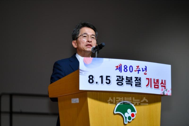 영주-1-4 유정근 영주시장 권한대행이 8.15 광복절 기념사를 하고 있다.jpg