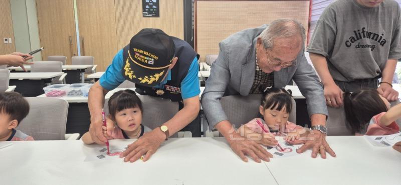 성주군사진(성주군보훈단체연합회  광복절 맞아'태극기 그리기·콜라주' 행사개최)-1.jpeg