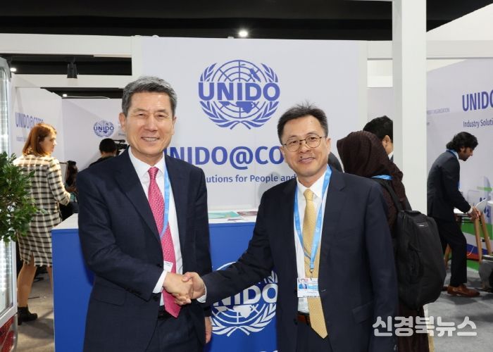 지난해 11월 아제르바이잔 바쿠에서 개최된 ‘제29차 유엔기후변화협약 당사국총회(COP29)’ 참석해 포항을 유니도에 소개했다. (좌)이강덕 포항시장, (우)츠용 조우 유니도 부국장