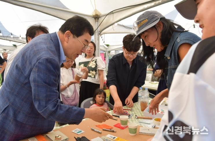 주낙영 경주시장이 30일 경주문화관 1918 광장에서 시민프로듀서 프로그램에 참여하고 있다