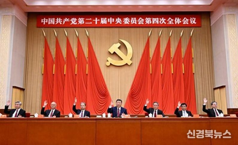 시진핑, 리창(李强), 자오러지(趙樂際), 왕후닝(王滬寧), 차이치(蔡奇), 딩쉐샹(丁薛祥), 리시(李希) 등이 주석대에 착석했다. (사진/신화통신)