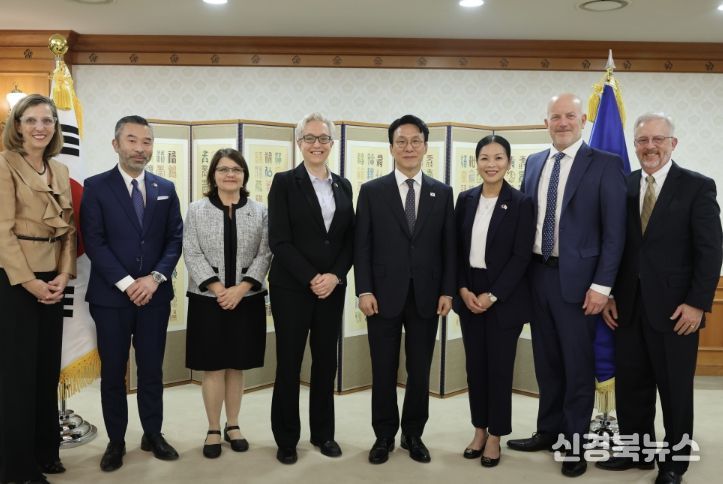 김민석 국무총리가 27일 세종대로 정부서울청사에서 티나 코텍 美 오리건 주지사를 접견, 인사 및 환담을 나누고 있다.