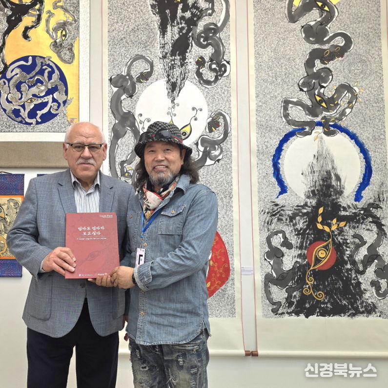 (사진: 런던 사치갤러리에서 'Mother Earth(마더 어스)' 전시 작품 앞에 있는 박수복 화백)