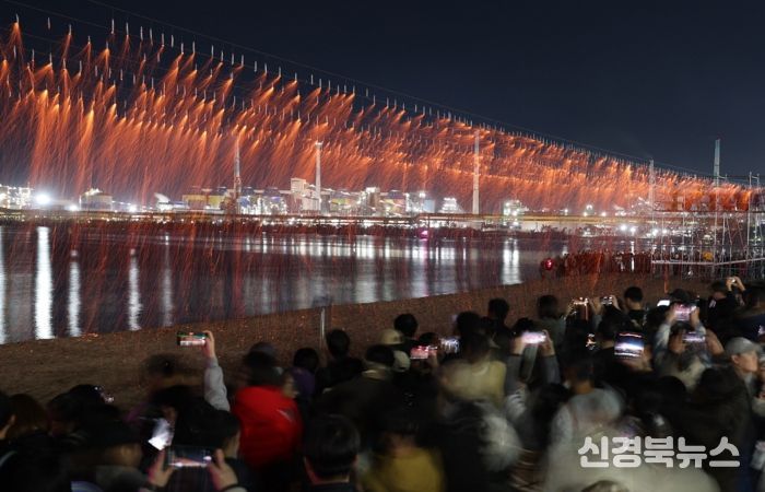 포항시는 1일 송도해수욕장에서 ‘송도 낙화놀이’를 개최했다.