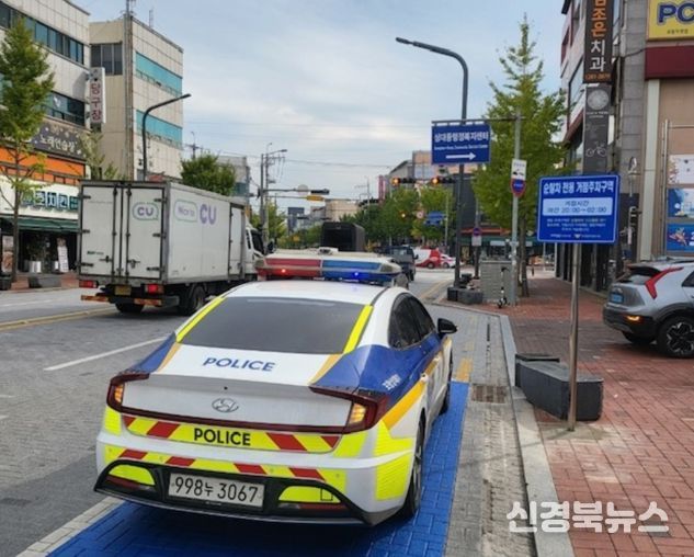 상대동 젊음의 거리 내 순찰차 전용주차구역에 순찰차가 주차된 모습.