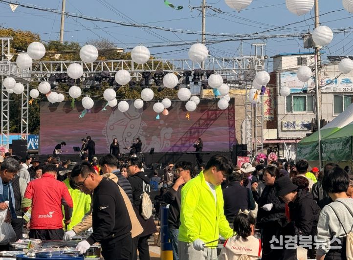 제19회 영덕 물가자미 축제에 참여한 관광객들이 씨푸드 그릴존에서 구이 체험을 즐기고 있다.