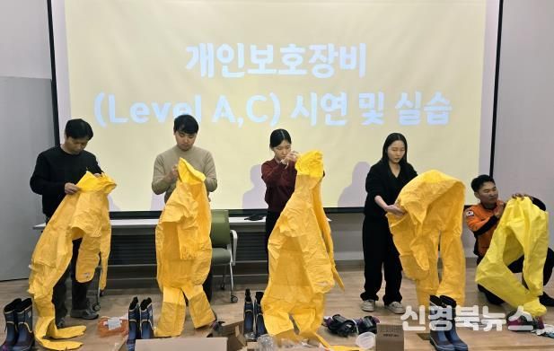 1. 개인보호장비 착탈의 실습 모습.