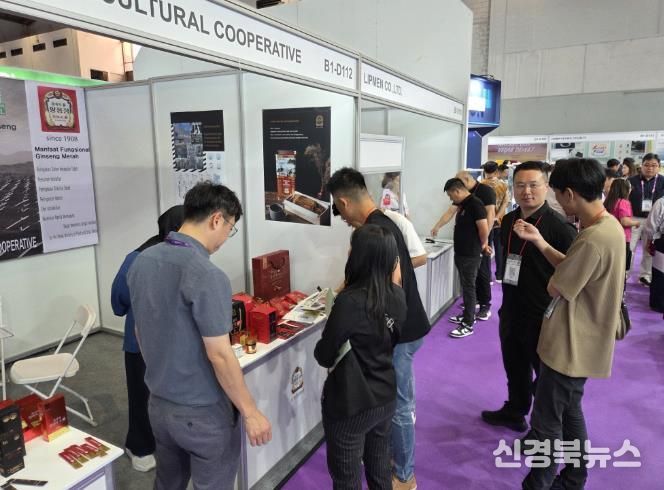 인도네시아 ‘시알(SIAL) 국제식품박람회’에서 외국인들이 홍삼제품을 구경하고 있다.