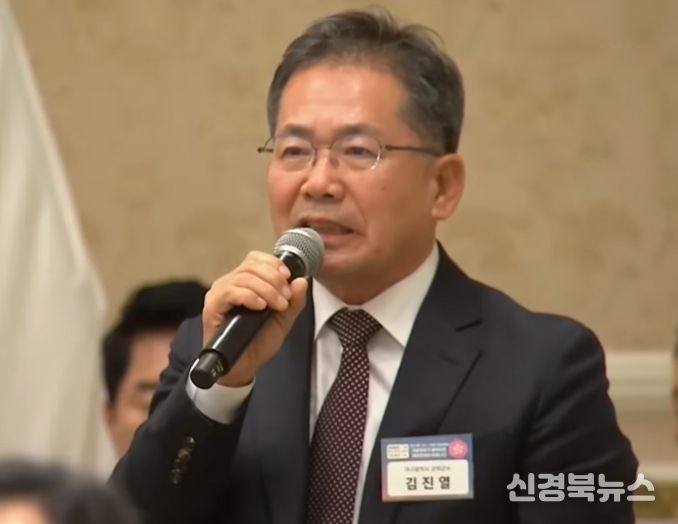 김진열 군위군수가 12일 청와대 영빈관에서 열린 시장·군수·구청장 초청 국정설명회에서 발언하고 있다.