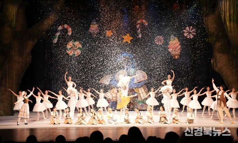 발레 <헨젤과 그레텔> 마지막 씬에서 전 출연진이 모두 나와 피날레 장면을 완성했다.