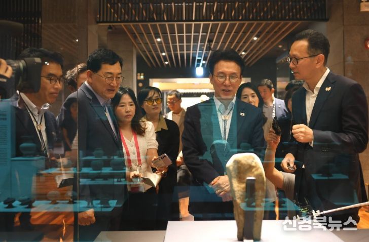 APEC 정상회의 점검을 위해 지난 7월 국립경주박물관을 찾은 김민석 국무총리(오른쪽 두번째)가 주낙영 경주시장(왼쪽 두번째)와 전시실을 둘러보고 있다.