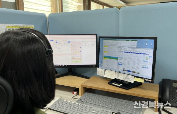 경주시 바로콜센터 상담 직원이 시민 문의를 처리하고 있는 모습