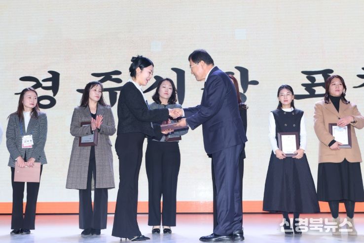 주낙영 경주시장이 15일 경주월드에서 열린 '2025 어린이집 한마음 큰잔치'에서 참석자들에게 격려의 메시지를 전하고 있다