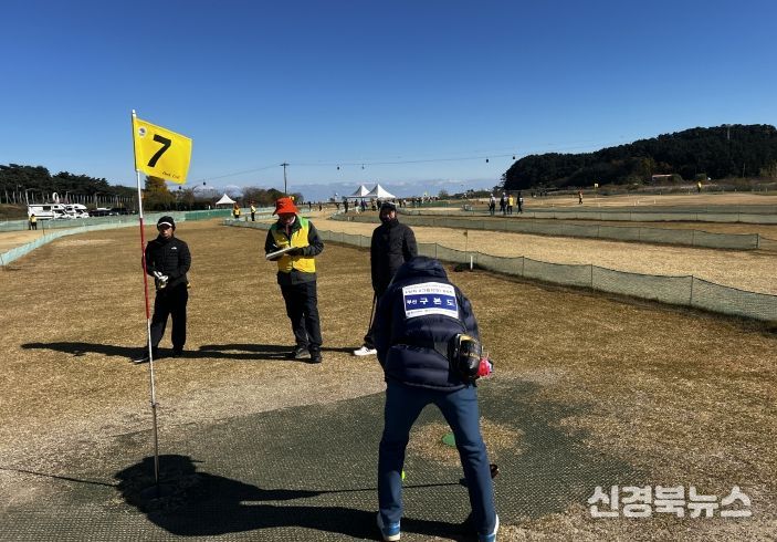 울진군은 11월 18일부터 28일까지 울진파크골프장에서‘2025 울진군수배 전국 파크골프대회’ 를 개최한다.(경기모습)