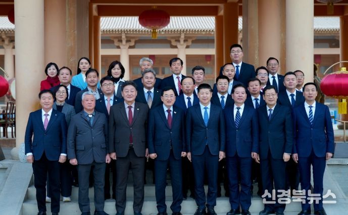 중국 둔황시를 방문한 주낙영 경주시장과 경주시 대표단이 18일 둔황시청 앞에서 둔황시 주요 인사들과 기념촬영을 하고 있다.
