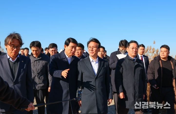 김민석 국무총리가 21일 인천 서구 수도권매립지를 방문, 3-1매립장 위생매립 현황 및 2매립장 상부공간 활용대책에 대해 브리핑을 받으며 점검을 하고 있다.