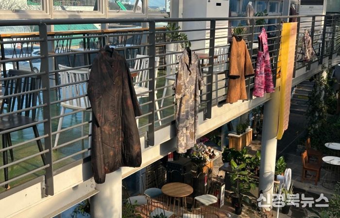 포항시천연염색연구회가 지난 5일부터 7일까지 사흘간 포항시 산림조합 2층 전시장에서 진행한 ‘겨울속에 물드는 천연염색, 눈꽃으로 물들다’ 전시회가 시민들의 큰 관심 속에 성공적으로 마무리됐다.