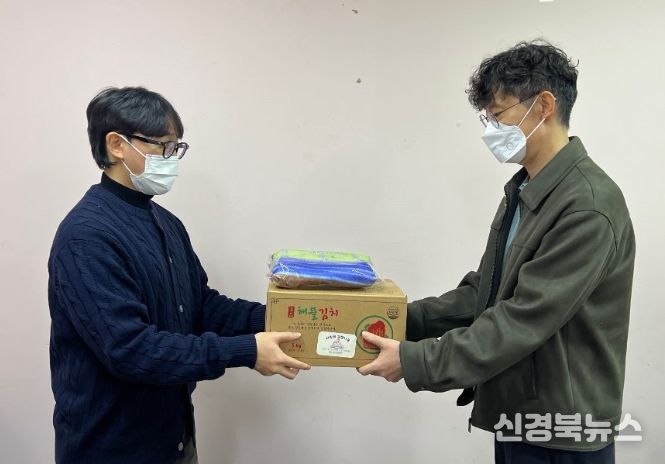 경주시정신건강복지센터가 '따뜻한 겨울나기' 지원사업의 일환으로 등록 회원 가정에 김장김치와 방한용품을 전달하고 있다