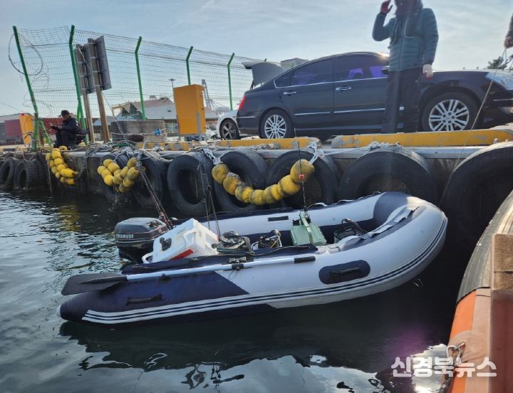 포항시는 10일 오전 포항 앞바다에서 선외기 고장으로 표류하던 레저용 고무보트 1척을 구조했다