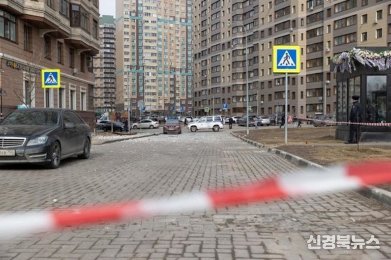 지난달 11일 러시아 모스크바 남동부에서 촬영한 손상된 주거 건물. (사진/신화통신)