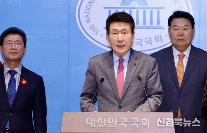 12일 서울 국회 소통관에서 공동대응 호소문 발표 기자회견을 하고 있는 이강덕 포항시장.