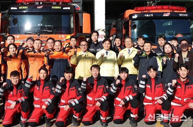 김민석 국무총리가 31일 양천구 양천소방서를 방문, 소방 관계자로부터 업무 현황 등을 보고 받고 소방 근무자들을 격려하고 있다.