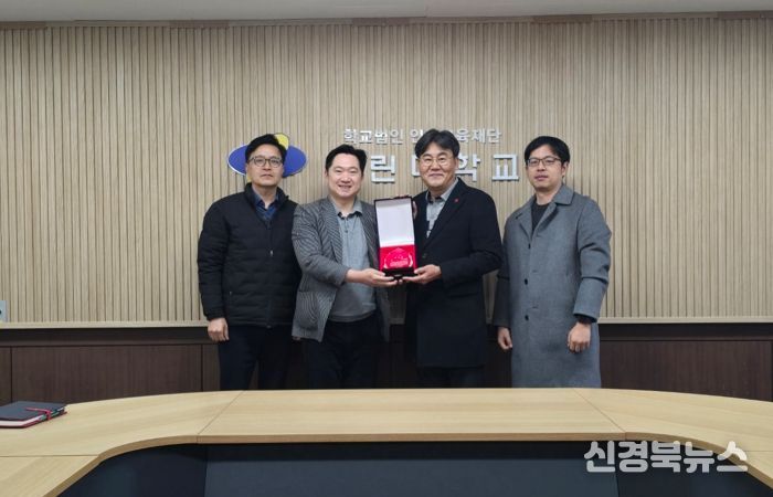 전경국 선린대학교 평생교육원장 감사패 수여 기념촬영