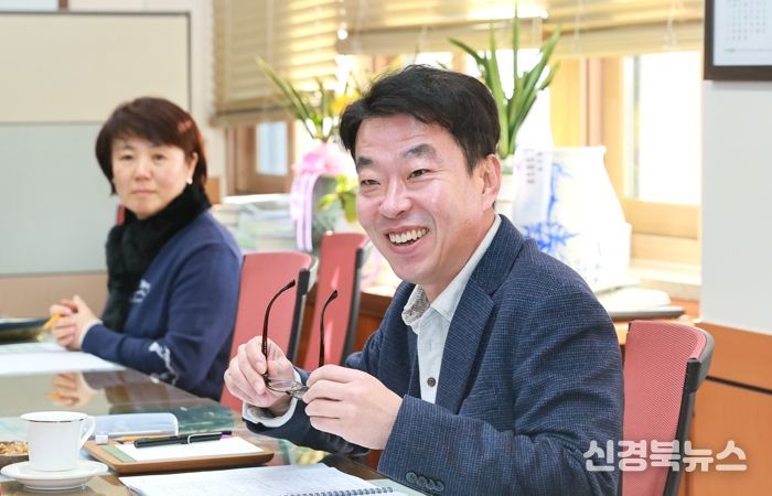 최혁준 경주부시장이 3일 청사에서 국별 현안사업 업무보고를 받으며 시정 전반을 점검하고 있다.