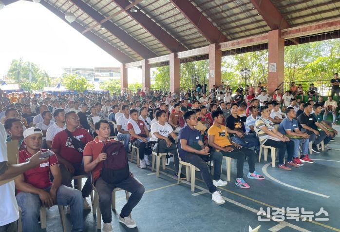 외국인 계절근로자사업 참여를 위해 설명을 듣고 있다.