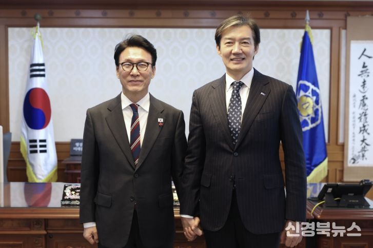 김민석 국무총리가 5일 세종대로 정부서울청사에서 조국, 조국혁신당 대표와 면담을 하고 있다.