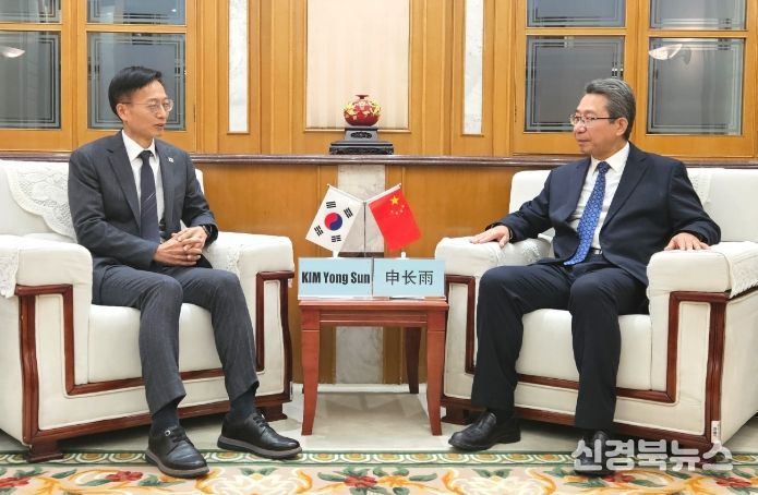 김용선 지식재산처장(왼쪽)과 션창위(申长⾬) 중국 국가지식재산국 청장이 지식재산 최고책임자회의를 진행 중이다.