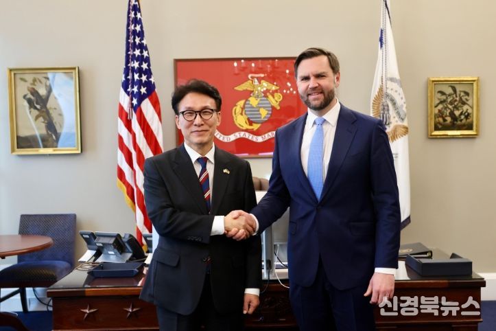 미국을 방문 중인 김민석 국무총리가 23일(현지시간) 미국 워싱턴DC 백악관에서 JD 밴스 부통령과 면담에 앞서 기념 촬영을 하고 있다.