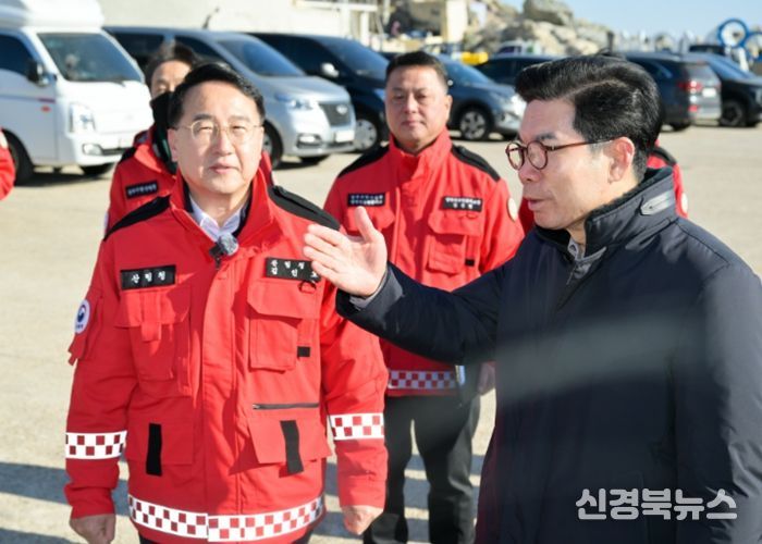 김광열 영덕군수(오른쪽)가 경북산불 피해지를 찾은 김인호 산림청장을 안내하고 있다. '출처: 영덕군 제공'