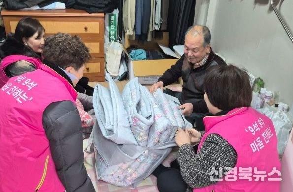 쪽방 거주 취약계층 방문해 겨울이불을 전달하고 안부 확인