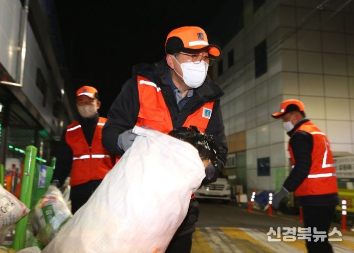주낙영 경주시장이 지역 일대 환경정비 현장을 찾아 생활쓰레기를 수거하며 현장 점검을 하고 있다.