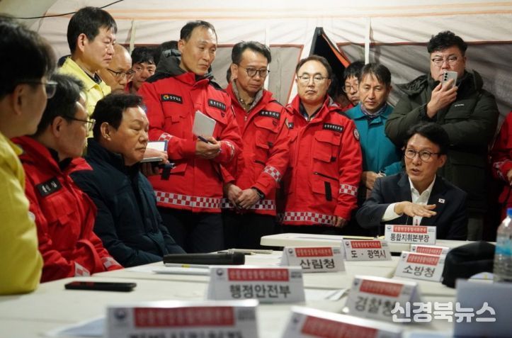 김민석 국무총리는 23일 새벽 경남 함양군 마천면 산불 현장을 긴급 방문해 진압 상황을 점검하고, 관계자 격려 및 대피 주민들을 위로하고 있다.