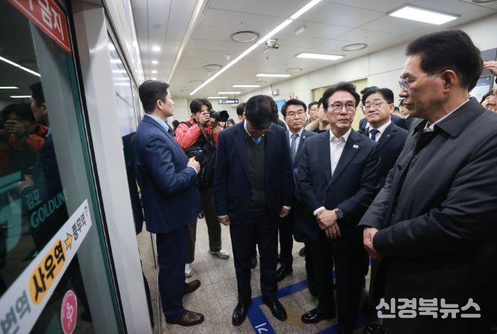 김민석 국무총리가 27일 경기도 김포시 사우역에서 김포 골드라인 열차를 타고 승객 과밀 상황을 점검하고 있다.