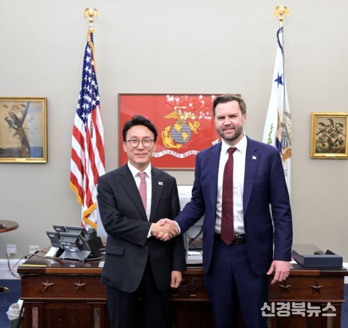 미국을 방문 중인 김민석 국무총리가 12일(현지시간) 미국 워싱턴DC 백악관에서 JD 밴스 부통령과 회담을 하고 있다.(국무조정실)