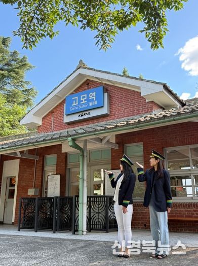 관광객들이 고모역에서 역무원 체험을 하고 있다.