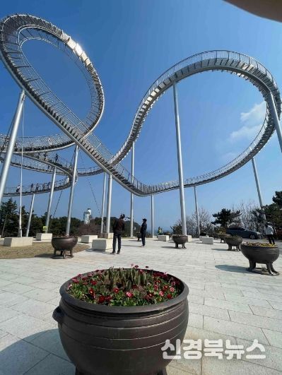 지난 주 포항시가 스페이스워크 일원에 봄맞이 다양한 봄꽃을 식재하고 있다.