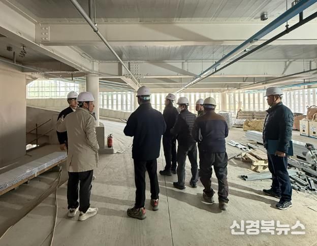 건축시공, 구초, 기계설비 등 전문가로 구성된 품질검수단이 현장을 점검하고 있다