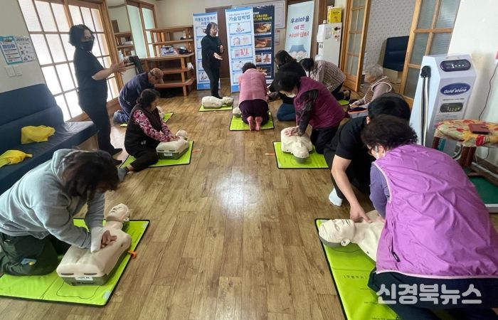 경주시는 3월부터 9월까지 경로당 12개소를 대상으로 '우리마을 예쁜치매쉼터'를 운영하는 가운데, 참여 어르신들이 심폐소생술 교육에 참여하고 있다.