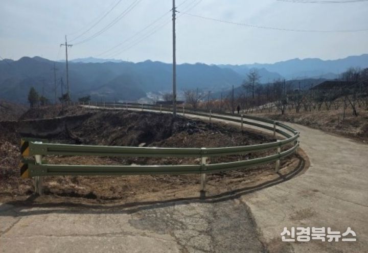 영덕군이 차량 안전사고 예방을 위해 산불 발생 지역에 철제 가드레일을 설치했다.