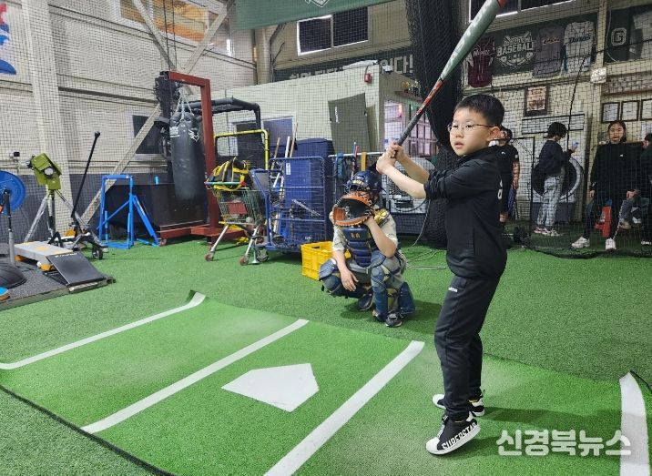 달성군청소년문화의집 체육동아리 운영(지난 4일 진행된 첫 활동 현장. 참여 학생들이 야구 전문 훈련장에서 캐칭 및 타격 연습에 매진 중인 모습.)