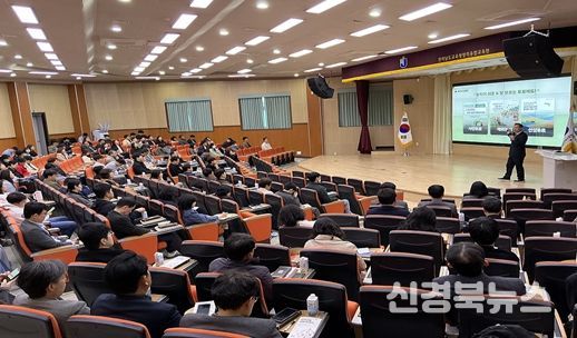 4. 7. 전라남도교육청 창의융합교육원 대강당에서 선거연수원 장성훈 전임교수가 교원 168명을 대상으로 순회 선거교육 특강을 진행하고 있다.(중앙선관위)